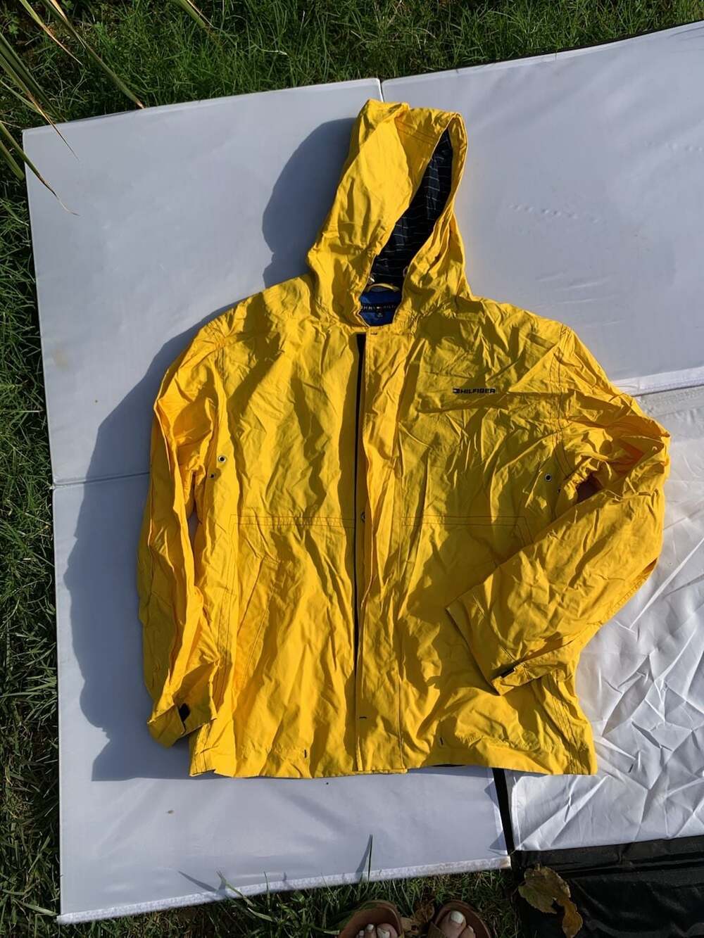 Tommy Hilfiger Sailing Jacket Size XL Yellow Windbreaker Hooded Raincoat